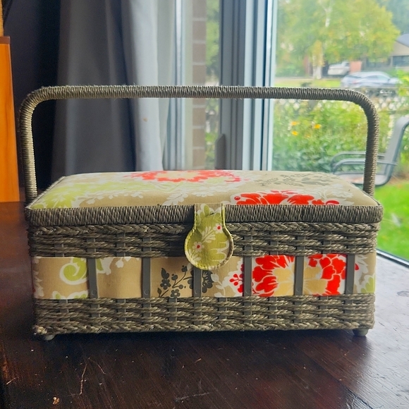 Sewing basket - Picture 1 of 5